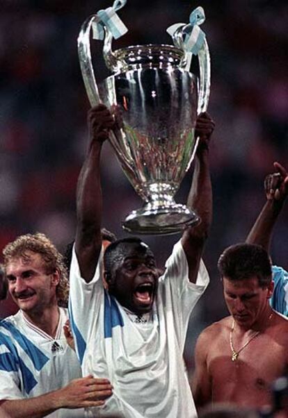 Boli alza el trofeo europeo ganado por el Marsella al Milan en 1993. A la izquierda, Völler.