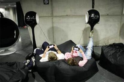Dos chicos juegan en red con una videoconsola portátil en el espacio de juegos del Palacio de Deportes en el evento de ocio digital <b><i>e-life 2005.</b></i>
