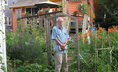 El escritor Sam Savage, en el patio de su casa de Madison (Wisconsin), en 2009.