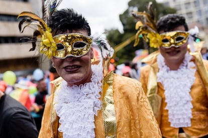 Dos participantes de la manifestación del orgullo usan unas mascaras venecianas.