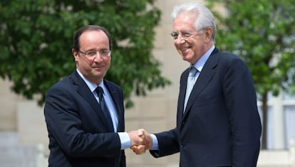 Hollande saluda a Monti a su llegada al El El&iacute;seo.