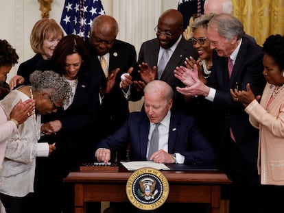 El presidente Joe Biden firma la ley para conmemorar el fin de la esclavitud el 19 de junio como feriado federal en la Casa Blanca.