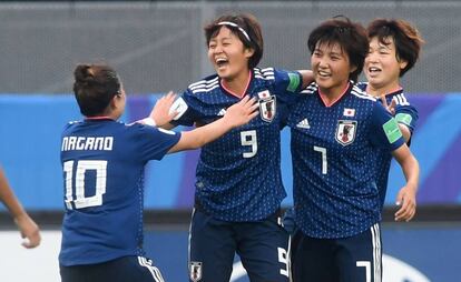 Las japonesas celebran el primer gol. 