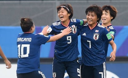 Las japonesas celebran el primer gol.