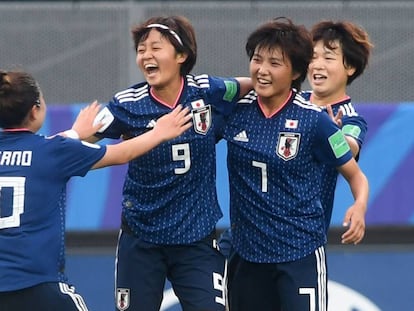 Las japonesas celebran el primer gol. 