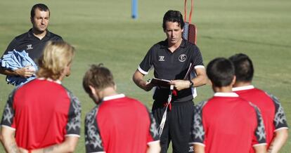 Emery da instrucciones a sus jugadores.