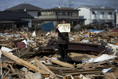 Yasuyoshi Chiba, de la agencia France Press, ganó en la categoría 'Después del tsunami'. La superviviente Chieko Matsukawa enseña el certificado de graduación de su hija tras encontrarlo entre los escombros de la ciudad de Higashimatsushima.