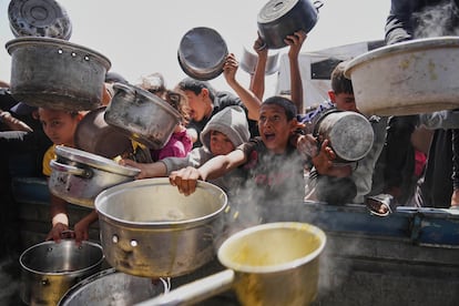 Niños palestinos luchaban el sábado por conseguir alimentos donados en un comedor comunitario de Jan Yunis, en la franja de Gaza. 