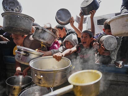 Niños palestinos luchaban el sábado por conseguir alimentos donados en un comedor comunitario de Jan Yunis, en la franja de Gaza.