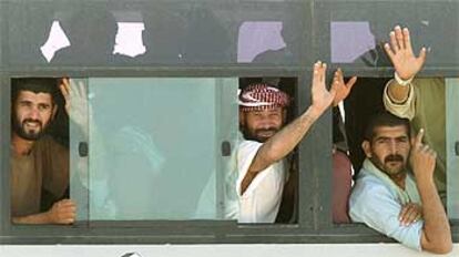 Presos iraquíes liberados ayer por Estados Unidos, al abandonar la prisión de Abu Ghraib.
/ REUTERS