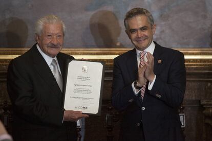 Ignacio López Tarso fue reconocido como ciudadano distinguido de Ciudad de México por el jefe de Gobierno Miguel Ángel Mancera, en 2015.