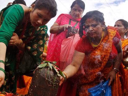 Nepal prohíbe emigrar a sus jóvenes... ¿para protegerlas?