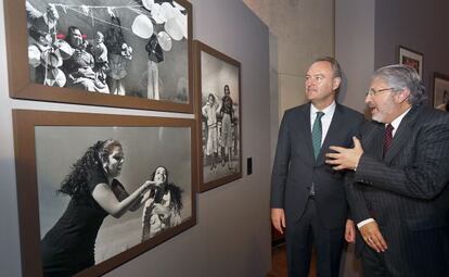 Alberto Fabra y Diego Fernández, en la exposición 'Vidas gitanas'