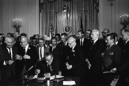 Lyndon Johnson, presidente de los Estados Unidos, firma la Ley de Derechos Civiles, con Martin Luther King presente en la sala, en 1964.