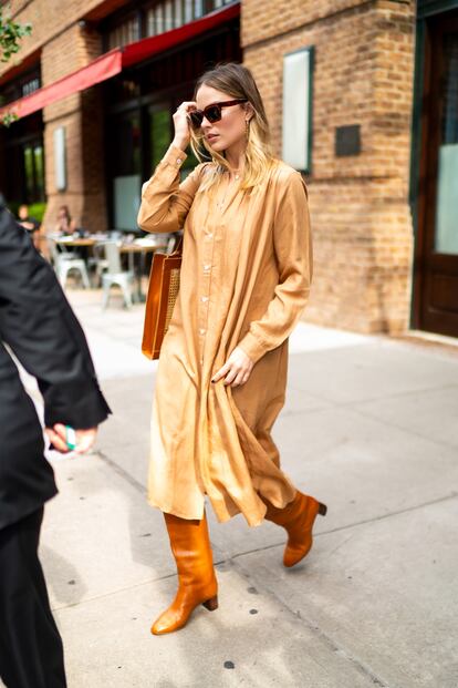 Margot Robbie el vestido camisero más cómodo del universo.