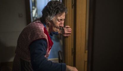 Carmen Martínez Ayudo, de 85 años, llora durante su desahucio.