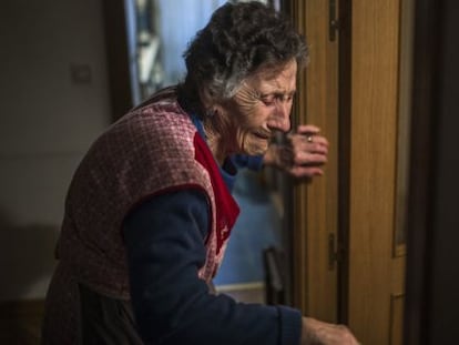 Carmen Mart&iacute;nez Ayudo, de 85 a&ntilde;os, llora durante su desahucio.