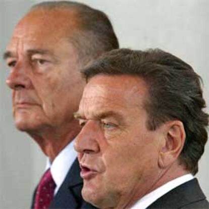 Schröder y Chirac, durante la rueda de prensa conjunta en Dresde.