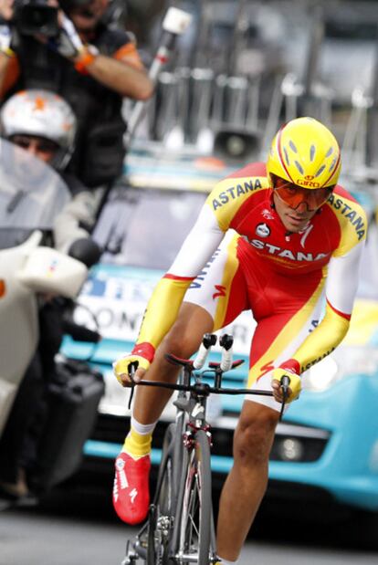 Contador ganó el prólogo de la Dauphiné, seis kilómetros en Evian en los que estrenó su nueva bici contrarreloj, más nerviosa, más compacta. La carrera, que incluye el sábado un final en Alpe d&#39;Huez, termina el domingo.