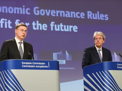El vicepresidente ejecutivo de la Comisión, Valdis Dombrovskis, y el comisario de Economía, Paolo Gentiloni.