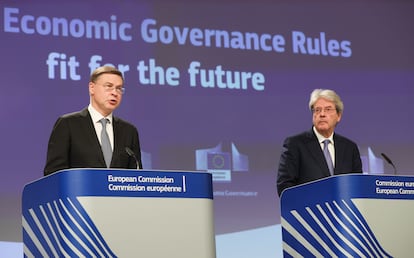 El vicepresidente ejecutivo de la Comisión, Valdis Dombrovskis, y el comisario de Economía, Paolo Gentiloni.