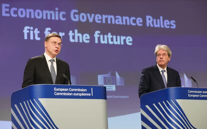 El vicepresidente económico de la Comisión, Valdis Dombrovskis, y el comisario económico, Paolo Gentiloni.