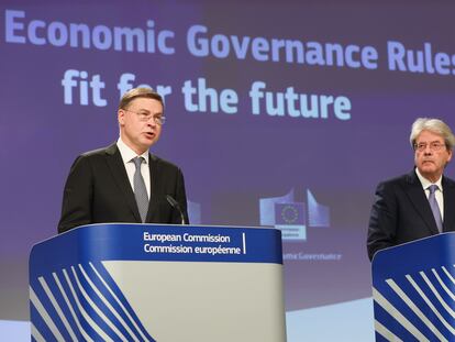 El vicepresidente económico de la Comisión, Valdis Dombrovskis, y el comisario económico, Paolo Gentiloni.