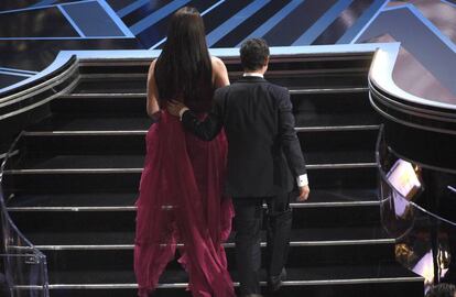 Nicolas Saavedra and Daniela Vega approach the stage.