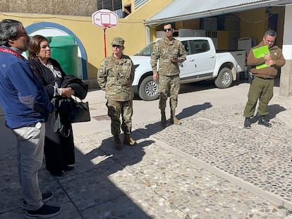 La ministra Jenny Brook (izquierda) realiza diligencias en la Brigada Motorizada N°24 "Huamachuco", este jueves en Putre.