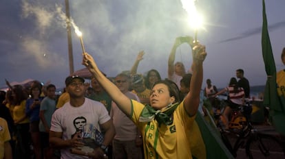 Los partidarios del presidente brasileño electo Jair Bolsonaro celebran su victoria electoral en Río de Janeiro, Brasil.