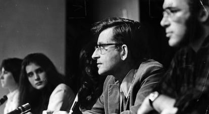 Noam Chomsky, segundo por la derecha, en un acto celebrado en la Universidad de Boston en 1971.