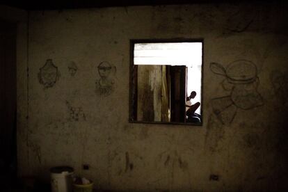 Manushka Doneis, de 18 años, es madre soltera y vive junto a su bebé de cinco meses y sus hermanos en el edificio abandonada de una empresa naviera en Port-au-Prince. Los haitianos sin hogar desde el terremoto de 2010 se buscan la vida en las ruinas de un hotel de lujo, albergues improvisados en los jardines del destruido teatro nacional, e incluso en un remolque sin ventilación.