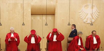 Los miembros del Tribunal Constitucional al comienzo de una sesión deliberatoria.