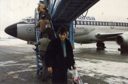 En uno de los álbumes se observa a los componentes de Nacha Pop en Alemania, Bélgica y Reino Unido. En la imagen, Antonio Vega a punto de subirse a un avión. 