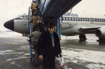 En uno de los álbumes se observa a los componentes de Nacha Pop en Alemania, Bélgica y Reino Unido. En la imagen, Antonio Vega a punto de subirse a un avión.