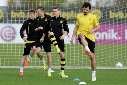 Reus, Grosskreutz, Piszczek y Hummels estiran durante la sesión de entrenamiento previa al partido de vuelta de los cuartos de final de la Champions League.