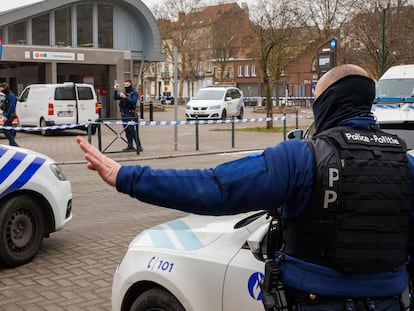 Brussels (Belgium), 05/02/2025.- Belgian police officers secure the area outside the Clemenceau Metro station after a shooting in Brussels, Belgium, 05 February 2025. Police in Brussels are hunting for the suspects of a shooting that was reported outside a Brussels metro station in the morning. Several metro and bus lines were interrupted causing travel disruptions. (Bélgica, Bruselas) EFE/EPA/OLIVIER MATTHYS