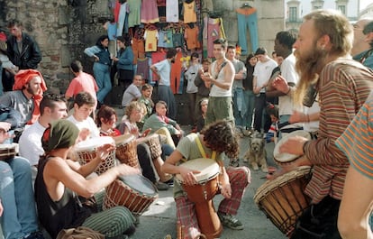 En la fotografía, un grupo de jóvenes toca sus tambores en la Plaza Mayor de Cáceres durante el Festival de Música del Mundo Womad de 1999. El evento, que se celebra desde hace 20 años, a pesar de la reducción del presupuesto en 60.000 euros el año pasado, no sabe si verá la luz en 2012.