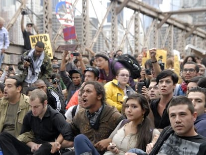 Jóvenes manifestantes durante la toma del puente de Brooklyn en Nueva York ayer sábado