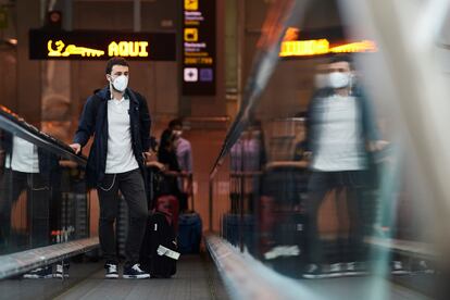 Un pasajero se dispone a embarcar este jueves en el aeropuerto de Barcelona.