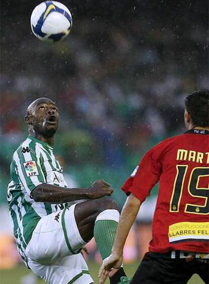 Emana trata de controlar un balón en presencia de Martí.