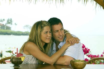 17. Murder Mystery

Durante unas vacaciones en el yate de un enigmático millonario, un policía y su mujer se convierten en los sospechosos de su asesinato.

Jennifer Aniston vuelve a coincidir con Adam Sandler, tras Sígueme el rollo, en esta comedia hecha a medida para Netflix, con la que el director y actor mantiene un acuerdo a través de su productora Happy Madison.