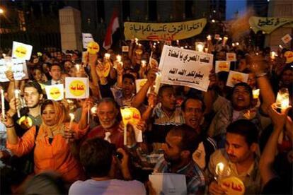 Miembros de la plataforma <i>Kifaya</i> encienden velas durante la vigilia en El Cairo.