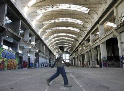 Gaskin Uyi, el autoproclamado vigilante de Boetticher, pasea por la antigua fbrica en la que vive desde hace meses.