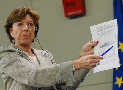 La comisaria europea de Competencia, Neelie Kroes, explica la multa impuesta a Telefónica.