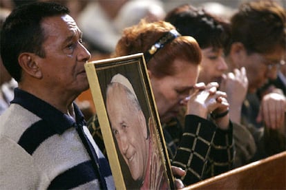 Miles de catlicos en todo el mundo rezan por el Papa. En la imagen, un grupo de fieles en Mxico.