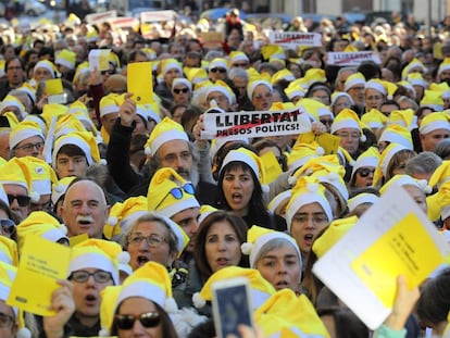 Reunión para cantar villancicos delante de la cárcel Modelo de Barcelona, organizada por la Asamblea Nacional de Cataluña.