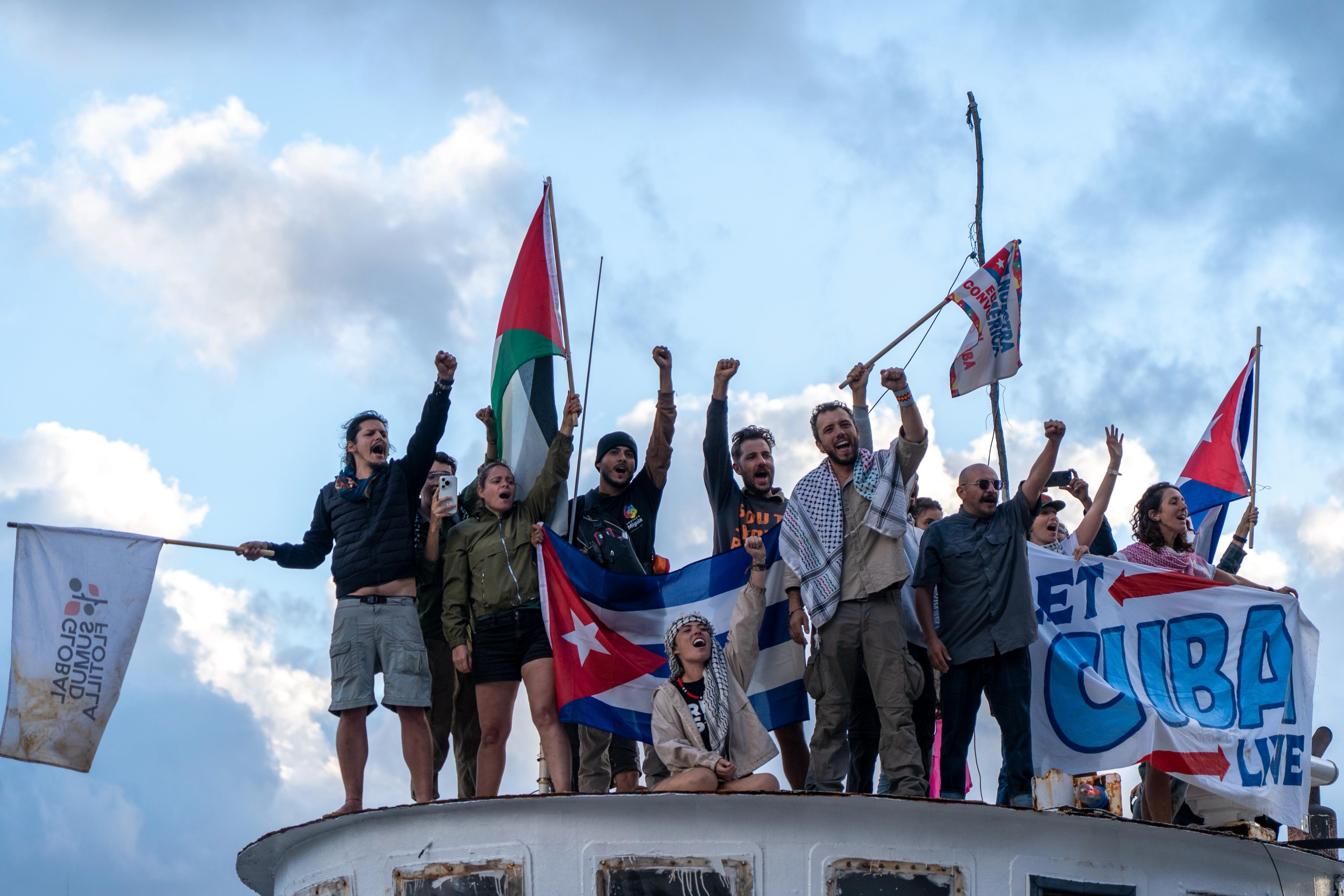 Activistas desembarcan en La Habana la mañana de este martes.