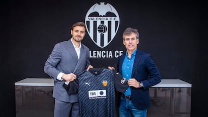 Dimitrievski posa con Corona, director deportivo del Valencia.