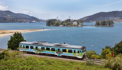 Un tren turístico en la ría de Vigo.